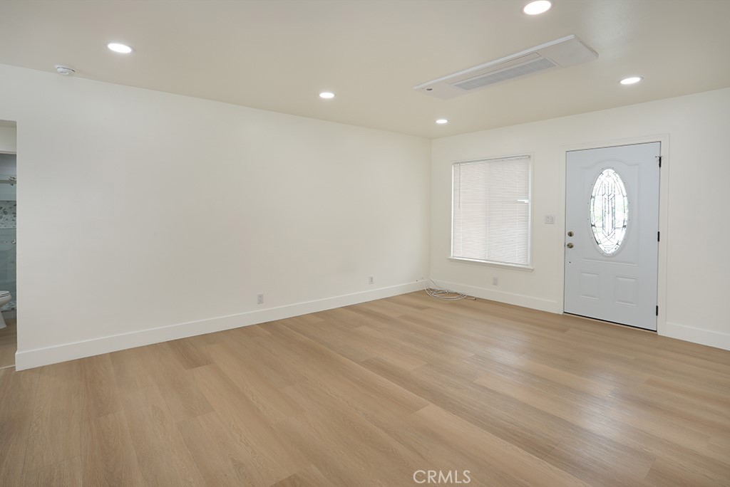 https://media.crmls.org/medias/2fd7864d-89cd-4ec1-9947-d4aca0fb4d48.jpg?preset=X-Large