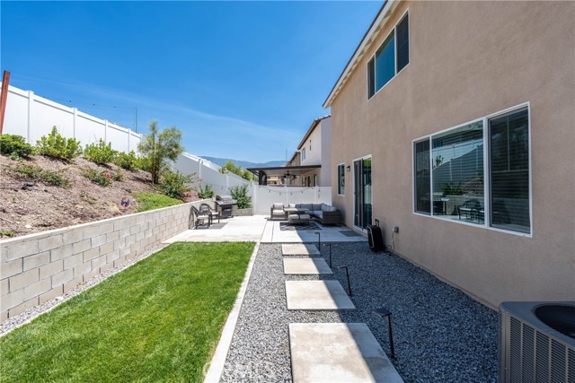 Detail Gallery Image 11 of 36 For 554 Cumberland Rd, Rialto,  CA 92377 - 4 Beds | 3 Baths