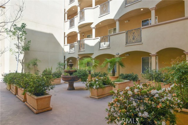 Detail Gallery Image 4 of 28 For 11911 Mayfield Ave #102,  Los Angeles,  CA 90049 - 3 Beds | 2/1 Baths