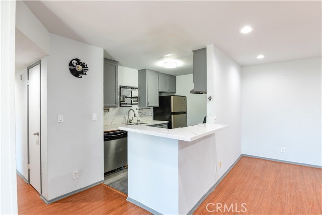 Detail Gallery Image 2 of 20 For 10636 Woodley Ave #23,  Granada Hills,  CA 91344 - 3 Beds | 2 Baths