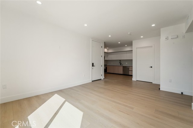 Detail Gallery Image 8 of 14 For 7510 Sepulveda Bld #101,  Van Nuys,  CA 91405 - 2 Beds | 2 Baths