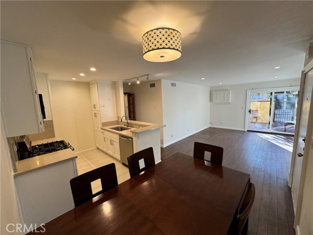 365 Burchett Street, Glendale CA: https://media.crmls.org/medias/2fdd01c6-901b-48d9-8ddd-a47e91ddc157.jpg