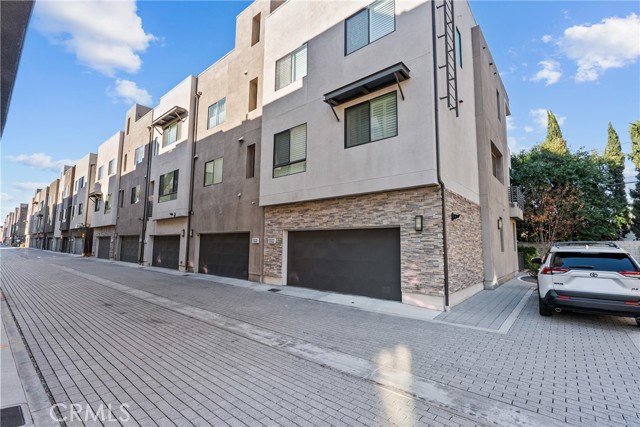 Detail Gallery Image 10 of 19 For 13135 W Lumina, Valley Glen,  CA 91401 - 3 Beds | 4 Baths