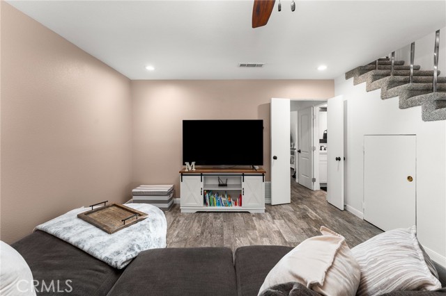 571 La Verne Street, Redlands CA: https://media.crmls.org/medias/2fdd535e-794b-4542-bc94-35260c8f2432.jpg