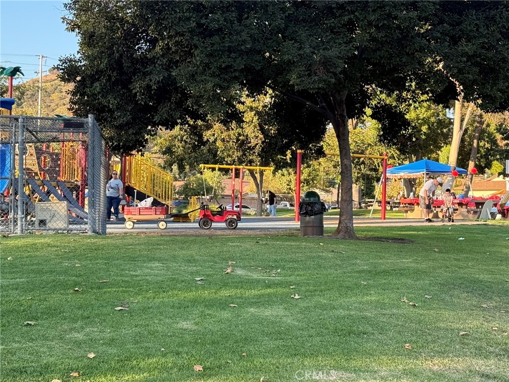 https://media.crmls.org/medias/2fe22f11-b3a9-4a68-b8b6-d493d55d2be8.jpg?preset=X-Large