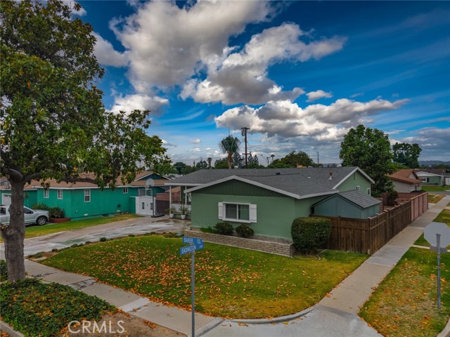 1501 W Baker Avenue, Fullerton CA: https://media.crmls.org/medias/2fe27435-567d-47a6-9996-29857cbd2d83.jpg