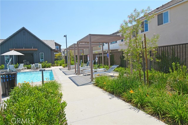 2553 E Kiwi Ct, Ontario CA: https://media.crmls.org/medias/2fe59486-fdaf-482e-8332-cc140fe31aa3.jpg