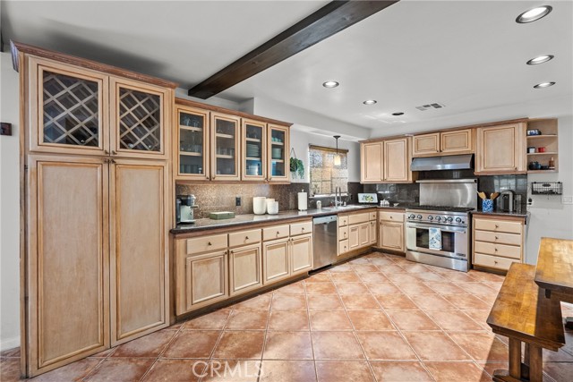 610 S Bel Aire Drive, Burbank CA: https://media.crmls.org/medias/2fe599c7-93cd-47bd-bcb3-c1b4611810f6.jpg