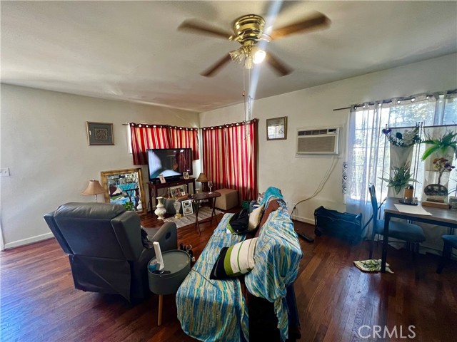 Detail Gallery Image 3 of 10 For 5354 De Roja Ave, Woodland Hills,  CA 91364 - 4 Beds | 2 Baths