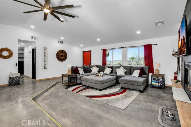 Detail Gallery Image 10 of 57 For 6992 Sierra Ave, Joshua Tree,  CA 92252 - 3 Beds | 2 Baths