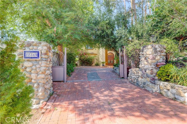 22349 Dolorosa Street, Woodland Hills CA: https://media.crmls.org/medias/2fe7b939-9440-4d10-867f-6cc41ff510b0.jpg