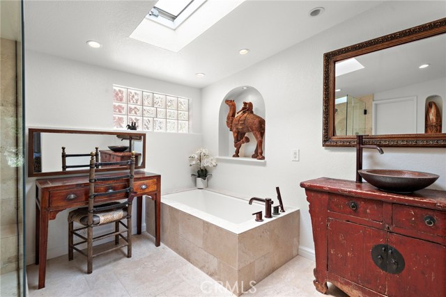 28751 Top Of The World, Laguna Beach CA: https://media.crmls.org/medias/2fe8dba2-1a5c-476e-a053-089df6c4ccdb.jpg