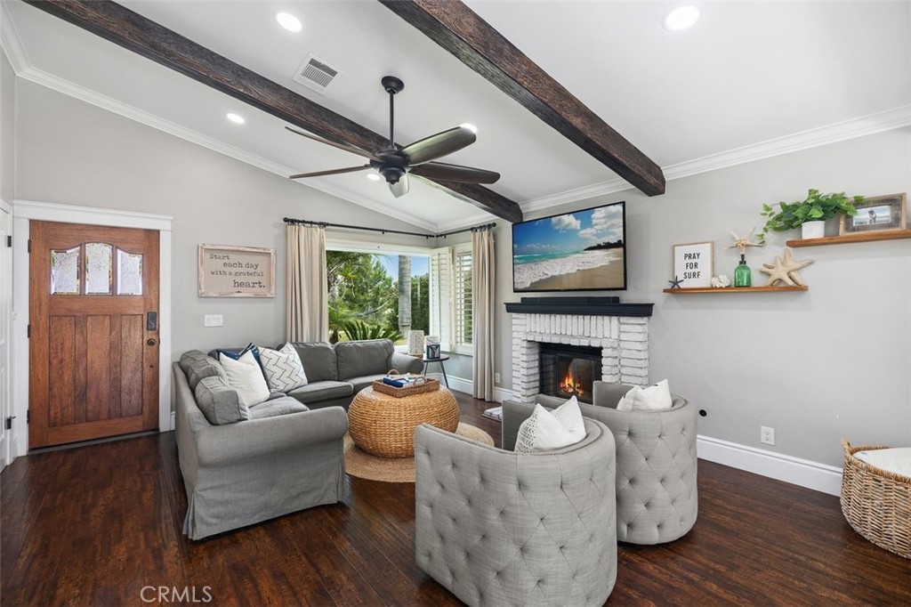 MLS #OC25101068 img 4