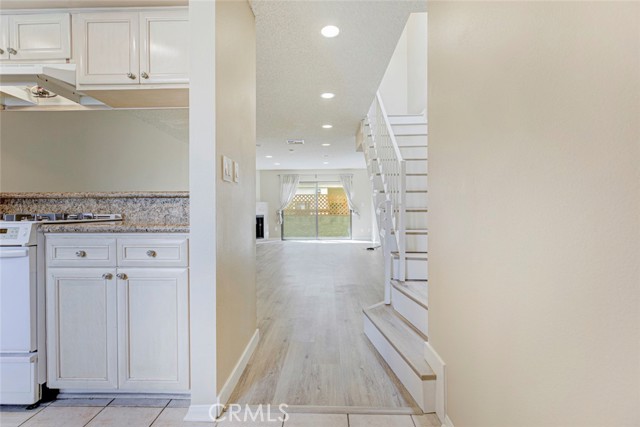 Detail Gallery Image 7 of 33 For 635 E Angeleno #D,  Burbank,  CA 91501 - 2 Beds | 2/1 Baths