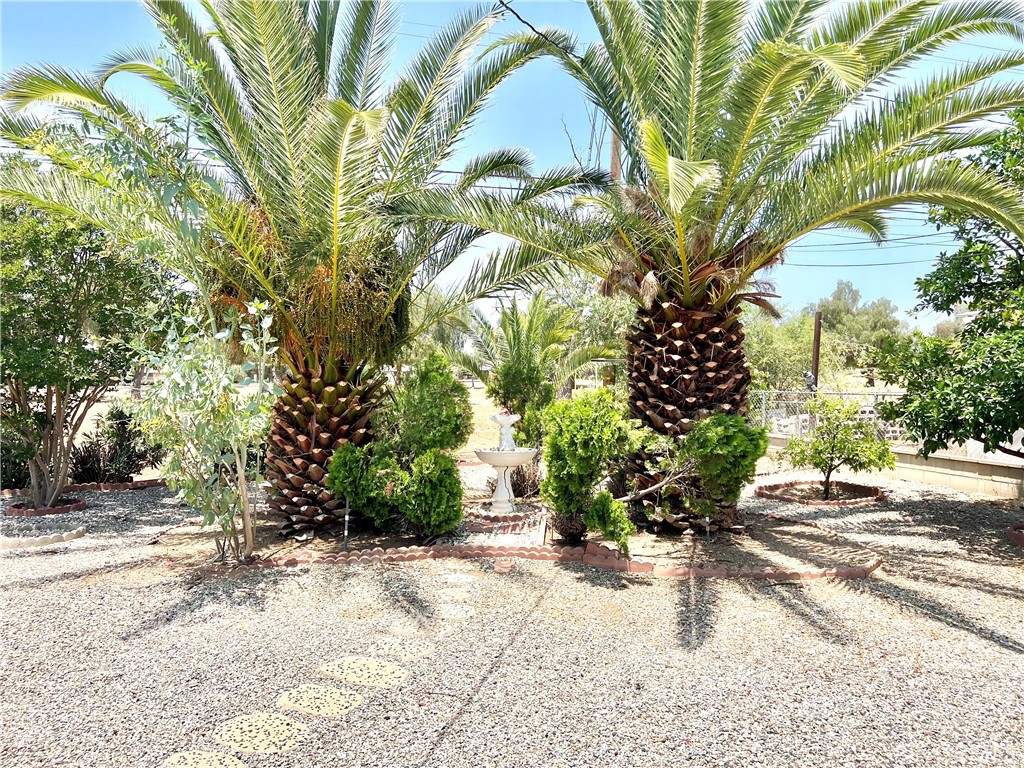 https://media.crmls.org/medias/2feda933-d8b4-41c1-b22b-eda2f97c5b14.jpg?preset=X-Large