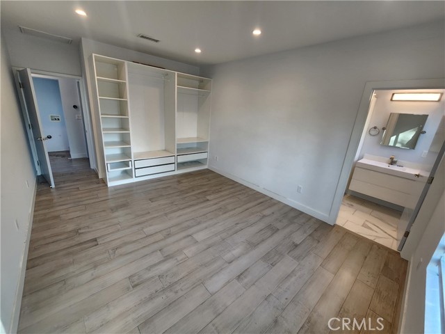 Detail Gallery Image 24 of 29 For 6848 Encino, Encino,  CA 91406 - 3 Beds | 3 Baths