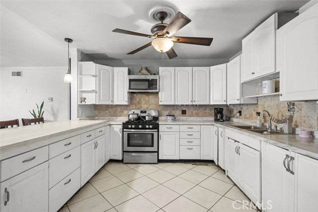 Detail Gallery Image 19 of 52 For 9757 White Oak, Northridge,  CA 91325 - 4 Beds | 3 Baths