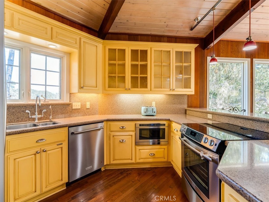 https://media.crmls.org/medias/2ff37f33-04f4-49c7-80eb-fba070c6d834.jpg?preset=X-Large