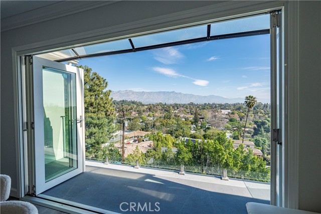 Detail Gallery Image 8 of 56 For 334 Anita Dr, Pasadena,  CA 91105 - 6 Beds | 5 Baths