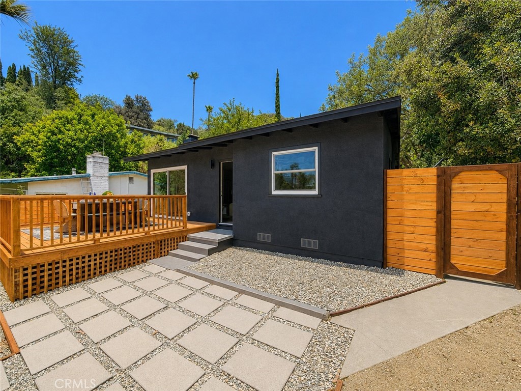 https://media.crmls.org/medias/2ff49ff0-4bce-4564-a2c2-c48752fd0cf9.jpg?preset=X-Large