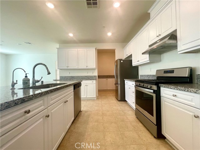 Detail Gallery Image 3 of 20 For 2076 E Bulletin Privado, Ontario,  CA 91764 - 4 Beds | 2/1 Baths