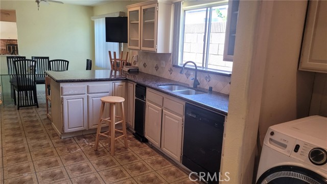 1100 E 215th Place, Carson CA: https://media.crmls.org/medias/2ff7e75f-acda-41ab-a3a6-c8e9b8f710d6.jpg