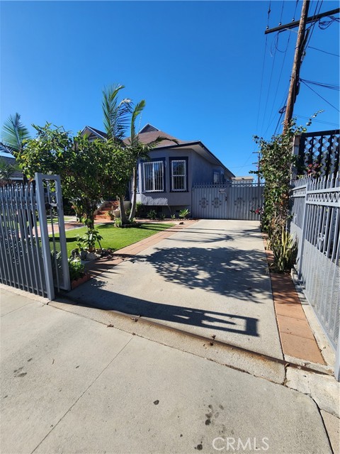 1217 46 Street, Los Angeles, California 90037, 3 Bedrooms Bedrooms, ,2 BathroomsBathrooms,Single Family Residence,For Sale,46,DW24172303