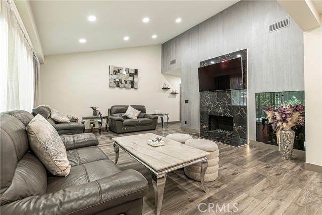 15409 Wyandotte Street, Van Nuys CA: https://media.crmls.org/medias/2ff93d8a-96a4-49a3-af32-250265c03e59.jpg