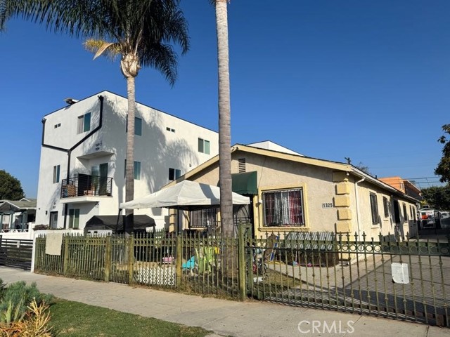 1323 1325 W 58th Street, Los Angeles CA: https://media.crmls.org/medias/2ffa6ab0-0588-4f06-abab-e908e45bc3b8.jpg