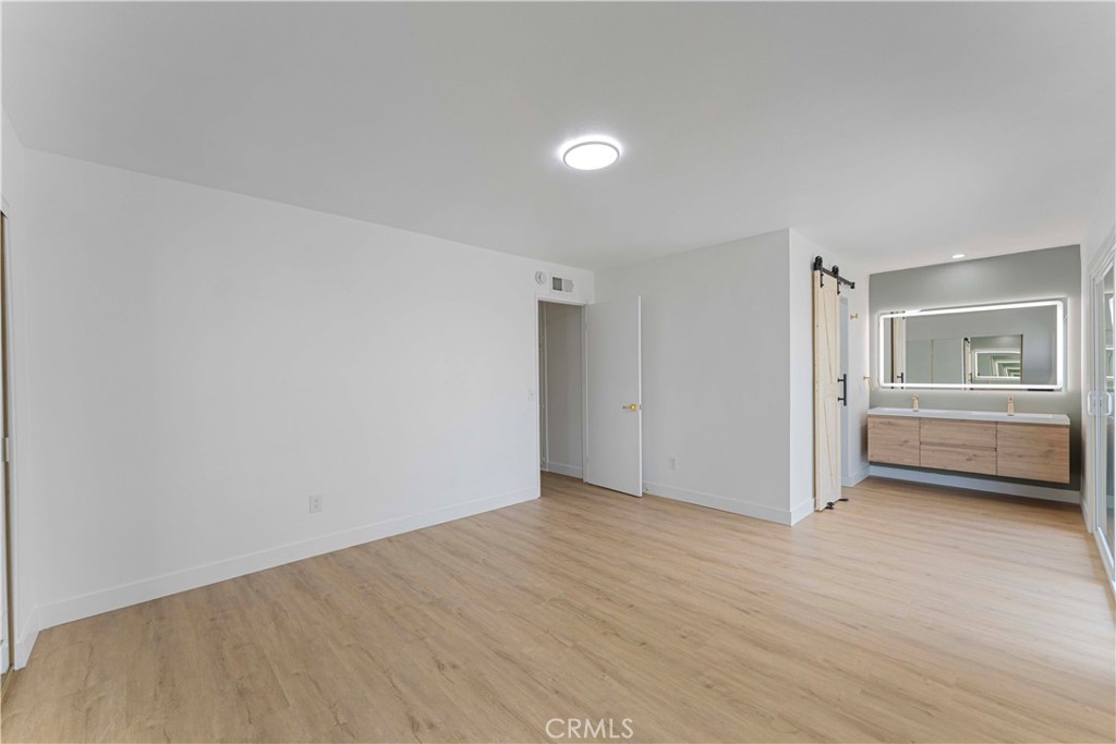 https://media.crmls.org/medias/2ffdcc7b-4426-4030-b5ec-30972c5251ea.jpg?preset=X-Large