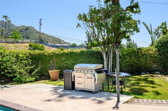 2305 Henrietta Avenue, La Crescenta CA: https://media.crmls.org/medias/2ffdce20-538f-4d1d-8159-2a1677ef975a.jpg