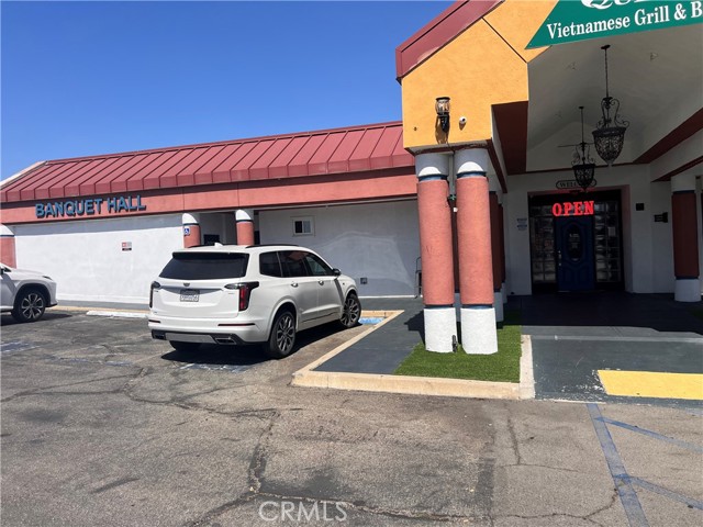 965 W Foothill Boulevard, Upland CA: https://media.crmls.org/medias/30014e54-7d88-48b2-b446-a05d0a589eff.jpg