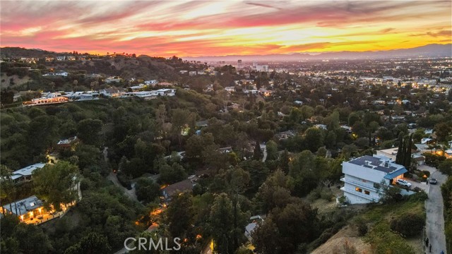 Detail Gallery Image 5 of 45 For 13576 Cheltenham Dr, Sherman Oaks,  CA 91423 - 3 Beds | 3 Baths