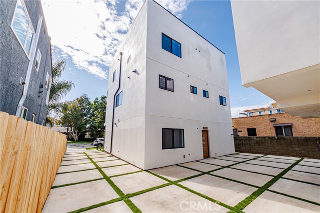 Detail Gallery Image 22 of 75 For 5209 W 20th, Los Angeles,  CA 90016 - – Beds | – Baths