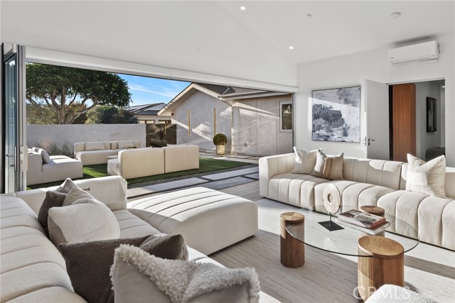 Detail Gallery Image 7 of 29 For 1318 Outrigger Dr, Corona Del Mar,  CA 92625 - 4 Beds | 4/1 Baths