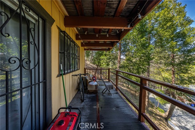 24333 Horst Drive, Crestline CA: https://media.crmls.org/medias/300adc99-75cf-46e8-ad41-34119338f9f0.jpg