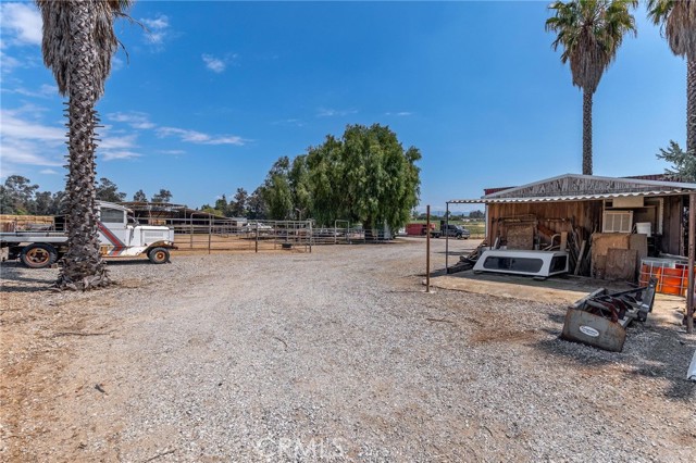 37701 Hesse Road, Cherry Valley CA: https://media.crmls.org/medias/300bf968-5b77-4a6b-88bc-6831f9840f1d.jpg