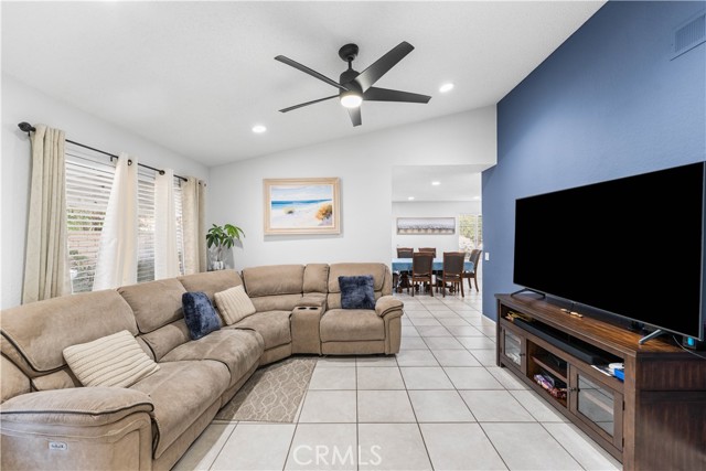 2701 Juniper Drive, Palmdale CA: https://media.crmls.org/medias/300e5423-07b1-4d74-92f9-389d84bd313e.jpg
