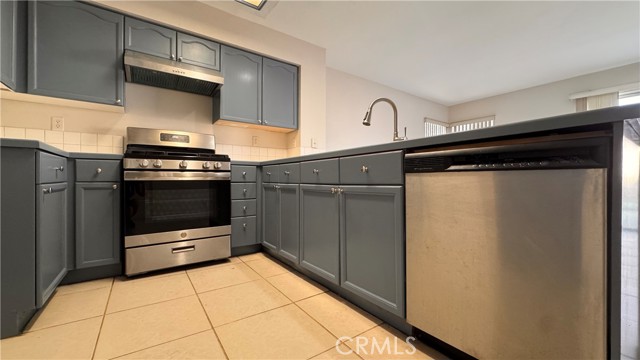 Detail Gallery Image 4 of 29 For 815 Alpine, Pomona,  CA 91767 - 3 Beds | 3 Baths