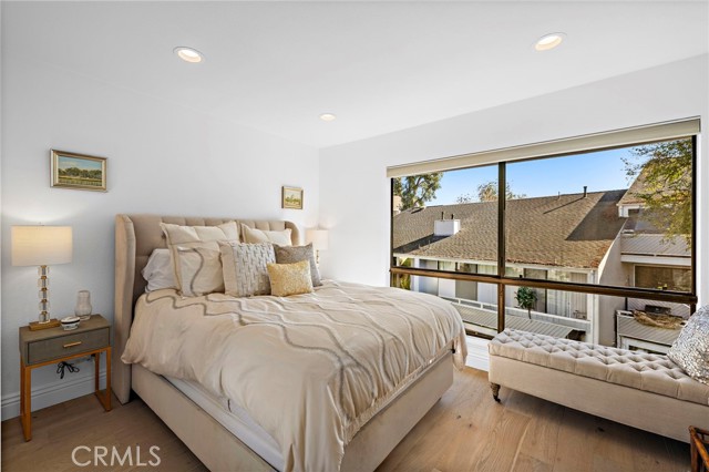 Detail Gallery Image 13 of 29 For 12 Encore Ct, Newport Beach,  CA 92663 - 4 Beds | 2/1 Baths