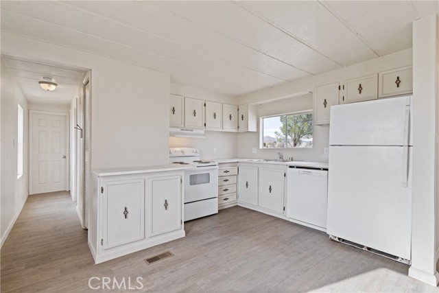 Detail Gallery Image 6 of 24 For 6173 Holiday, Rosamond,  CA 93560 - 2 Beds | 2 Baths