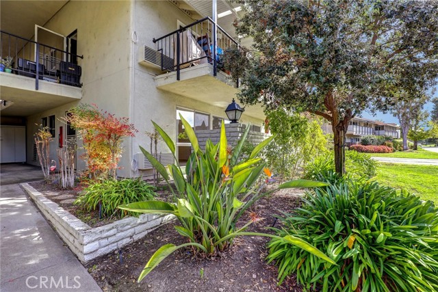 Detail Gallery Image 3 of 31 For 2327 via Mariposa West a,  Laguna Woods,  CA 92637 - 2 Beds | 2 Baths