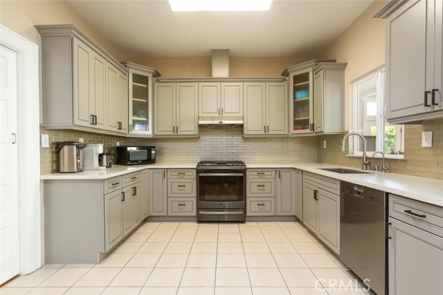 1417 Monterey Avenue, Monrovia CA: https://media.crmls.org/medias/301274ad-8343-4e6d-84be-3d0df94d26c5.jpg