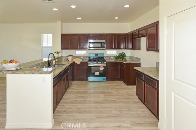 Detail Gallery Image 14 of 52 For 2064 Radiant Cir, San Jacinto,  CA 92582 - 5 Beds | 2/1 Baths