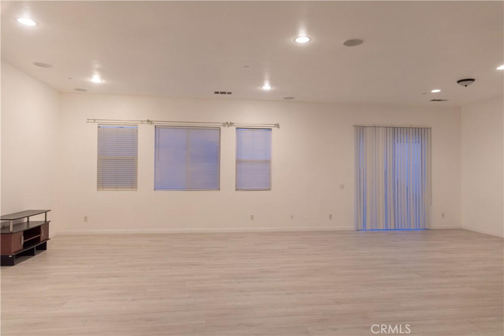 https://media.crmls.org/medias/30147d47-8d64-4162-8ec4-cb3231d0e1b1.jpg?preset=X-Large