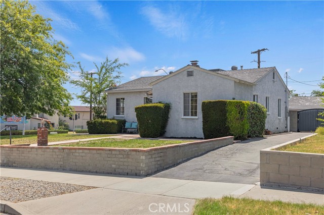 2505 North Keystone Street, Burbank CA: https://media.crmls.org/medias/3017bfab-f254-4f8d-a70d-fd403e6ac665.jpg
