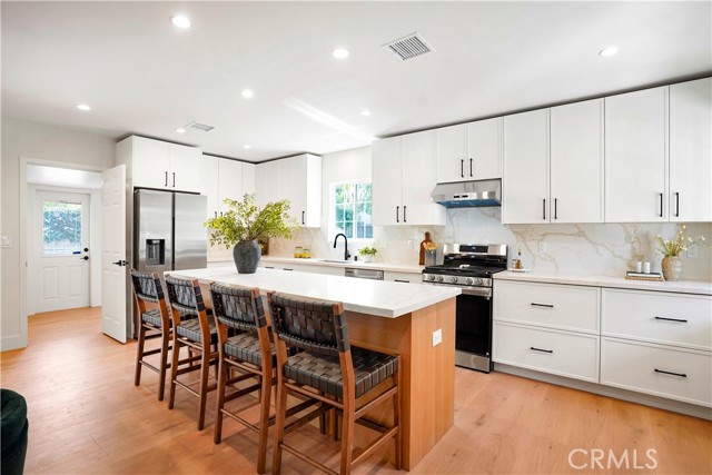 Detail Gallery Image 16 of 51 For 18324 Sylvan St, Tarzana,  CA 91335 - 4 Beds | 2 Baths