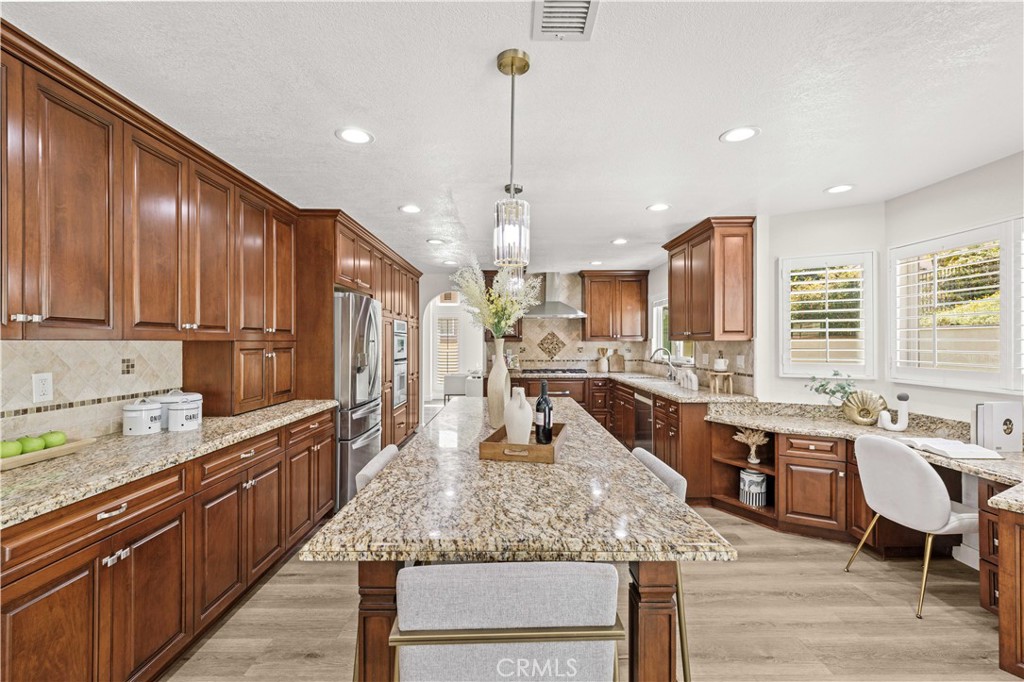 https://media.crmls.org/medias/301c5d04-8186-4992-9699-32e96764e4b1.jpg?preset=X-Large
