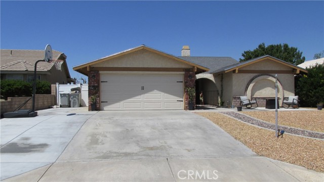Detail Gallery Image 1 of 35 For 13000 Bermuda Dunes Dr, Victorville,  CA 92395 - 3 Beds | 2 Baths