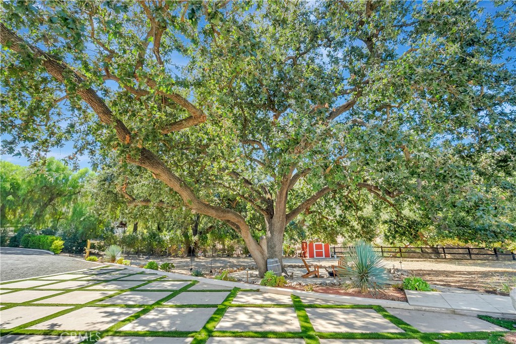https://media.crmls.org/medias/301e800f-88bd-445e-ac22-8a551f99d4d9.jpg?preset=X-Large